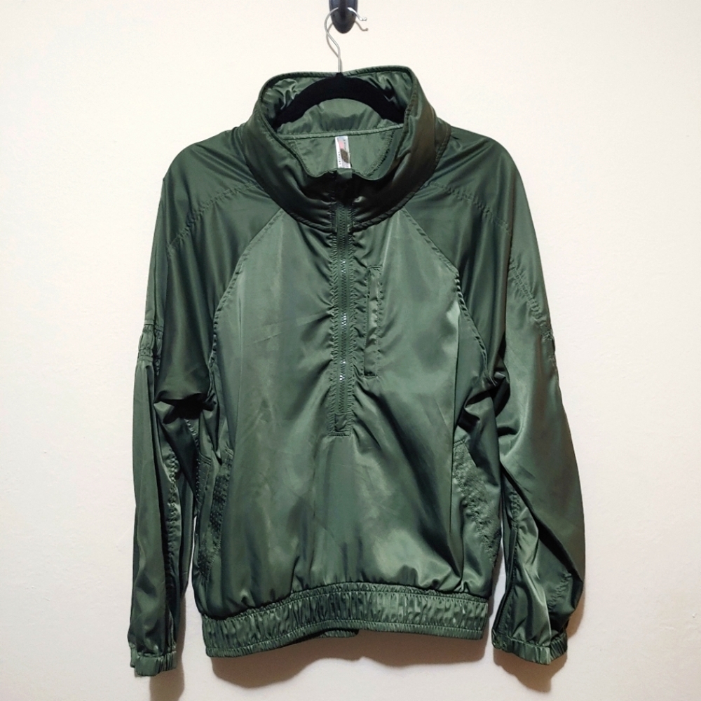 Free People Movement Pullover w/ tuck away hoodie, Olive green. Size Small Petit